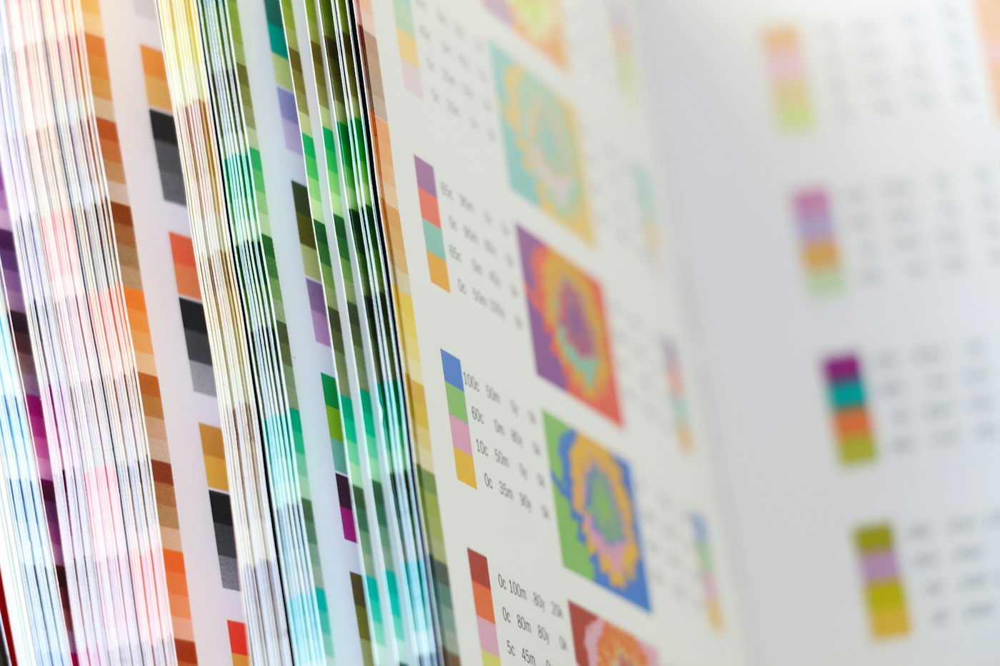 Presse en fonctionnement dans l'atelier